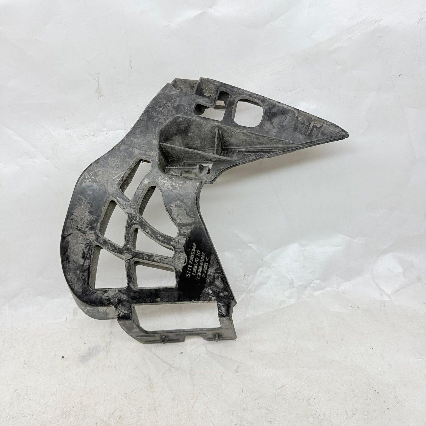 BMW G30 G31 Ön Üst Sol Tampon Braketi 51117385347