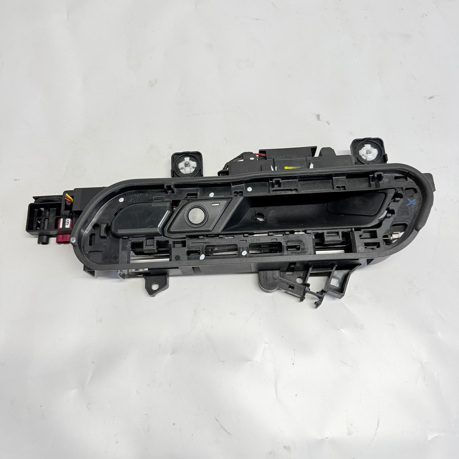 BMW 7 Serisi G70 Sol Arka Kapı Kolu 51215A67B43 En Uygun Oto Parça