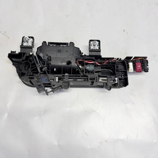 BMW 7 Serisi G70 Sol Arka Kapı Kolu 51215A67B43 En Uygun Oto Parça