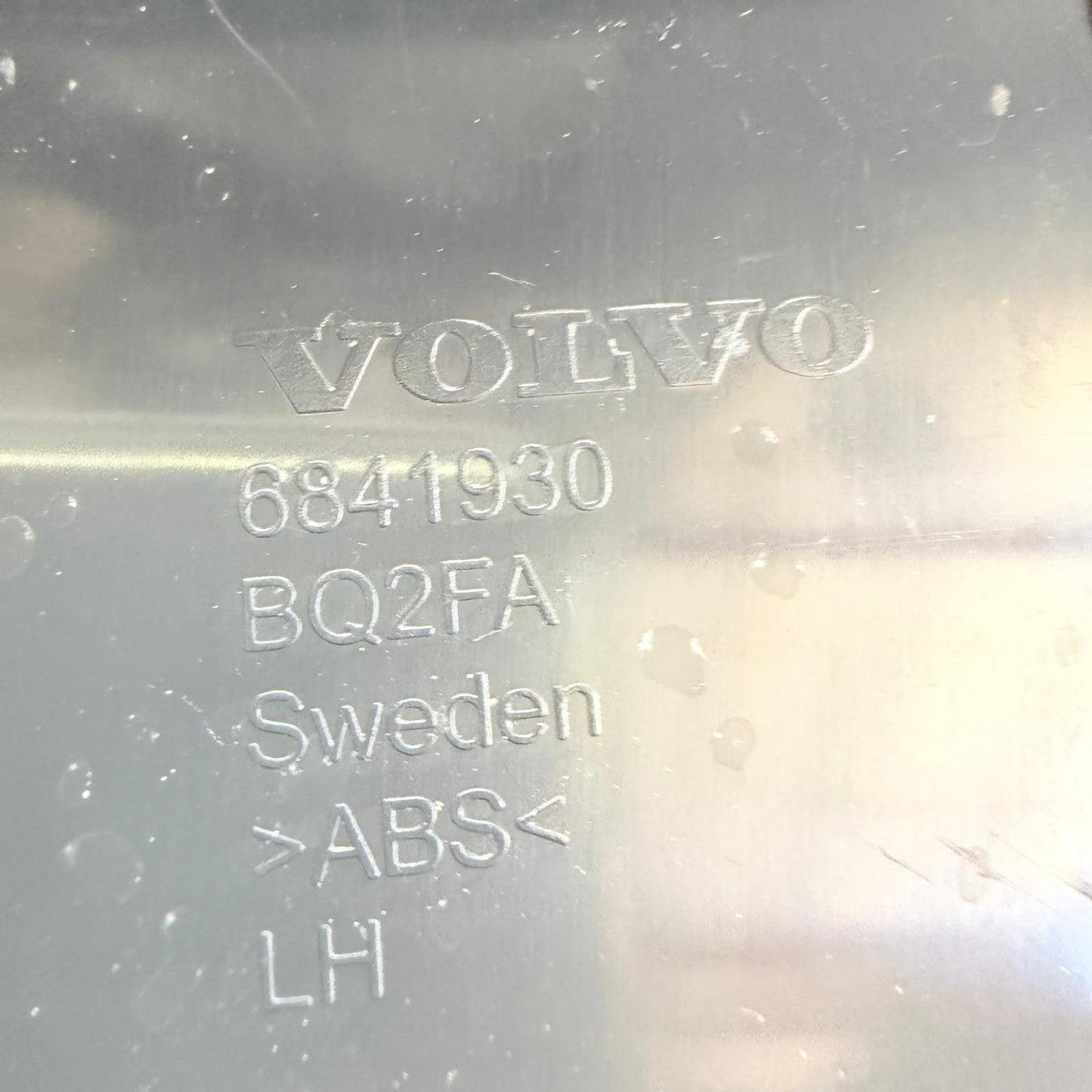 Volvo XC60 İç Direk Kaplama Braketi Alt Sol 6841930