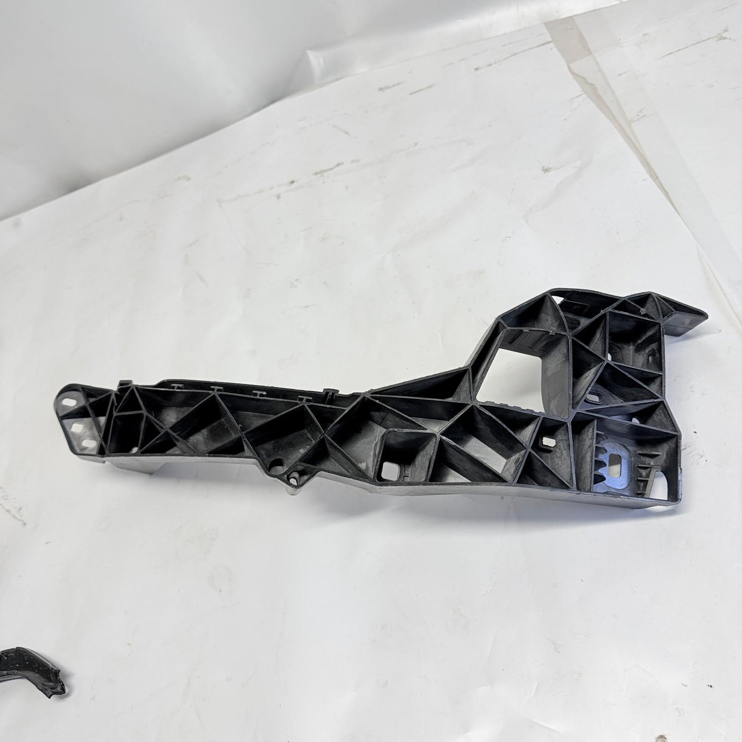 Audi Q2 Sağ Far Alt Braketi 81A805608 En Uygun Oto Parça
