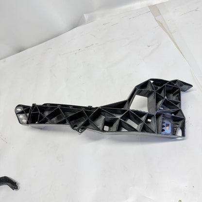 Audi Q2 Sağ Far Alt Braketi 81A805608 En Uygun Oto Parça