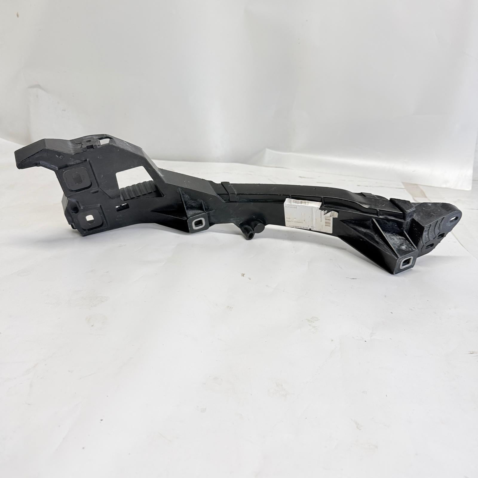 Audi Q2 Sağ Far Alt Braketi 81A805608 En Uygun Oto Parça