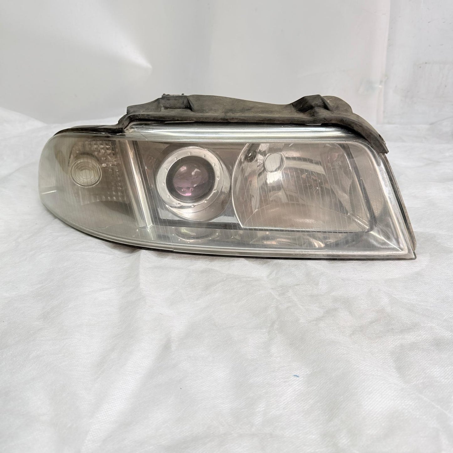Audi A4 B5 Sağ Far 8D0941004