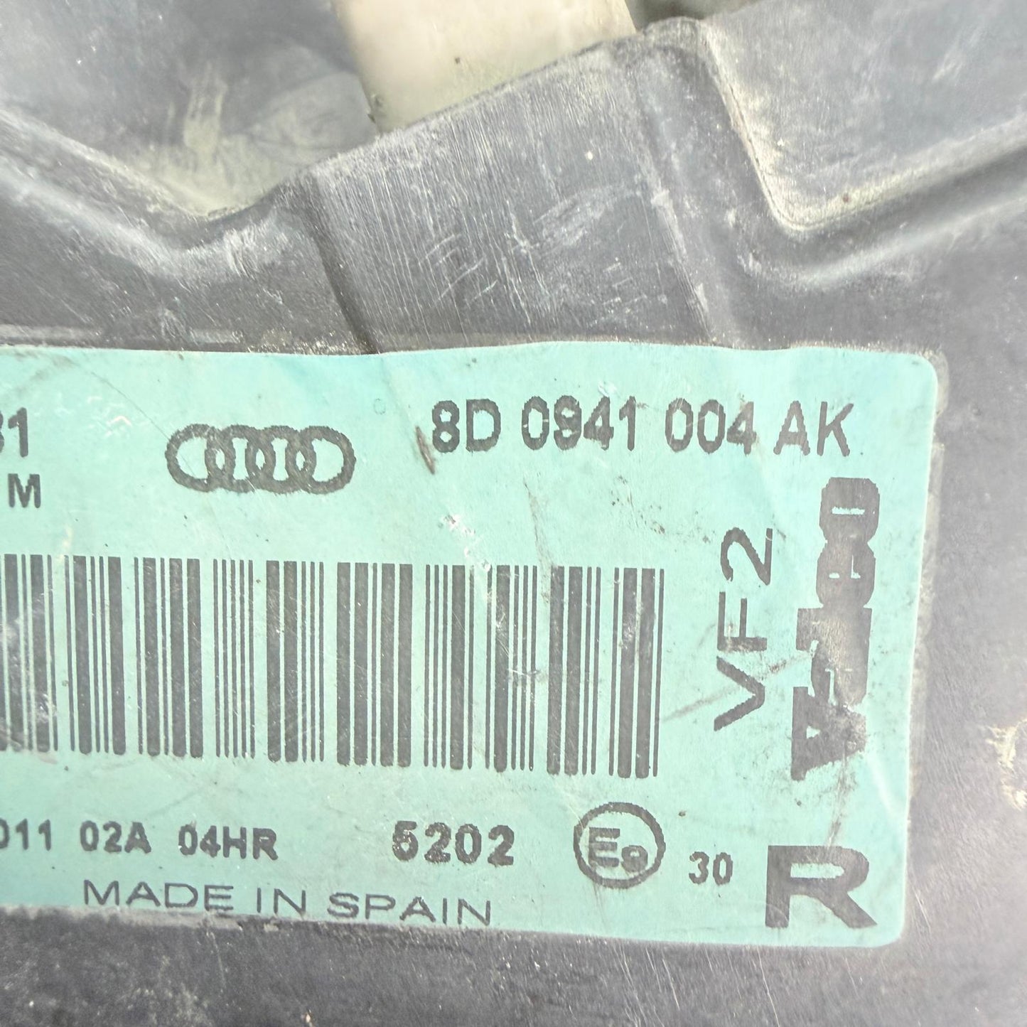 Audi A4 B5 Sağ Far 8D0941004