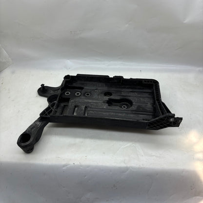 Audi A3 Akü Alt Sehpası Akü Ayağı 5Q09153315 - En Uygun Oto Parça