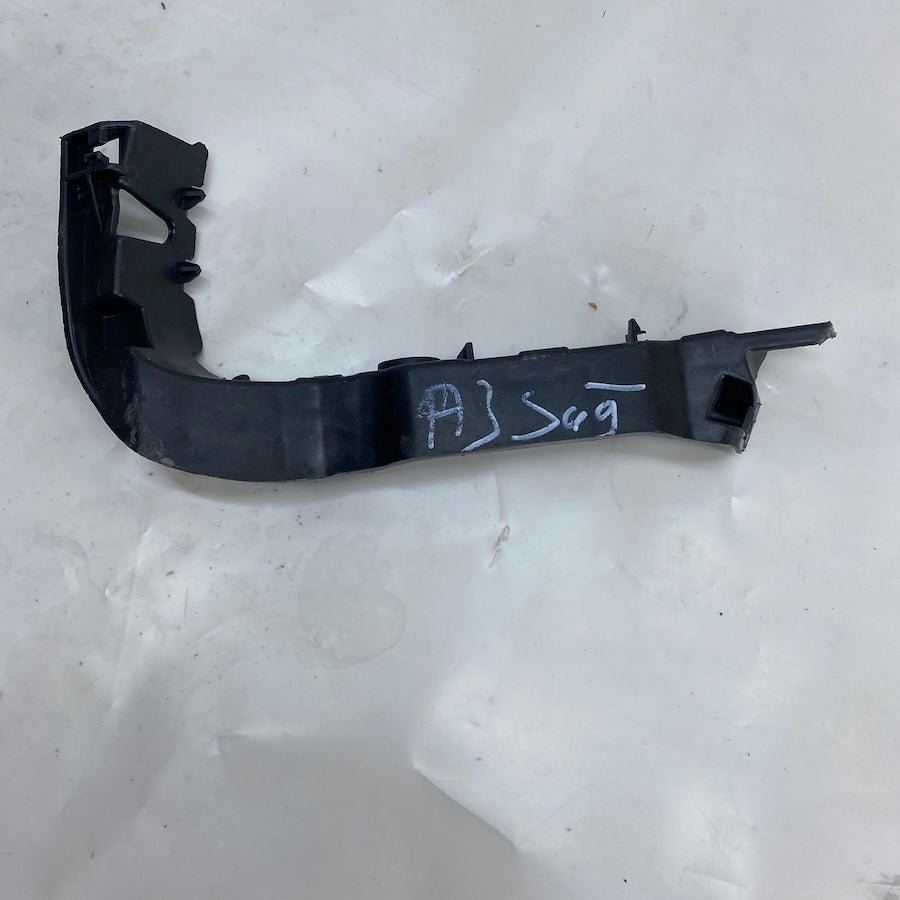 Audi A3 Ön Tampon Braketi Sağ 8V5807184