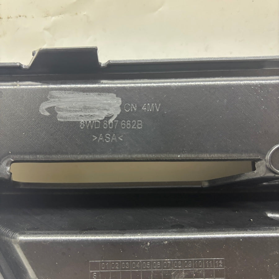 Audi A4 B9 Sağ Sis Kapağı 8WD807682B