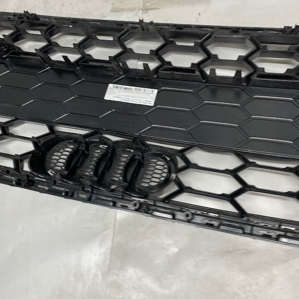 Audi A4 Ön Panjur Kasası 8W0853651DB Orijinal Çıkma En Uygun Oto Parça