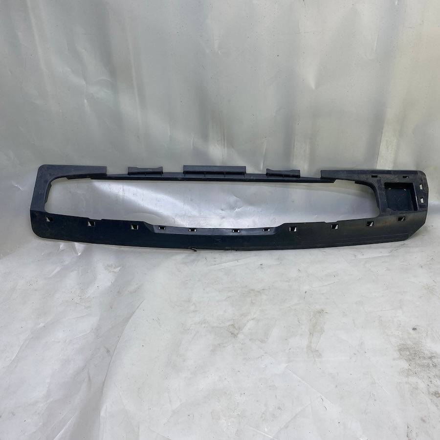 Audi Q8 difüzör bağlantı braketi – orijinal çıkma parça, 4M8807941C.