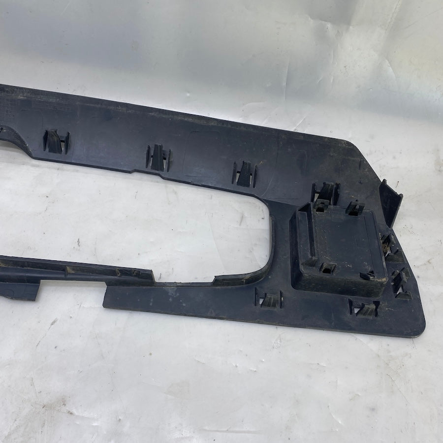 Audi Q8 difüzör bağlantı parçası – sağlam çıkma plastik/braket, OEM uyumlu.