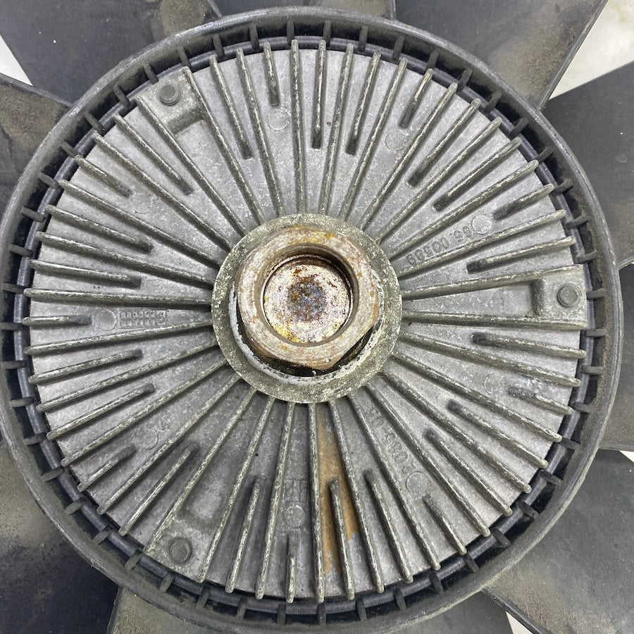 Orijinal çıkma BMW E46 fan pervanesi – 2001-2006 uyumlu, motor soğutma bileşeni.