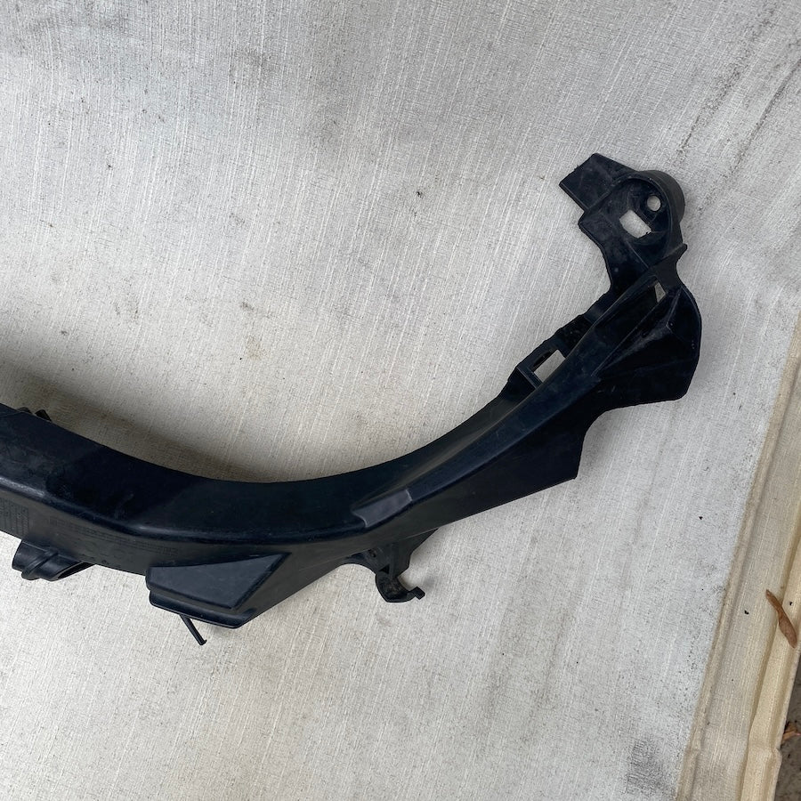 BMW 3 E90 LCI Far Alt Braketi 51647138401