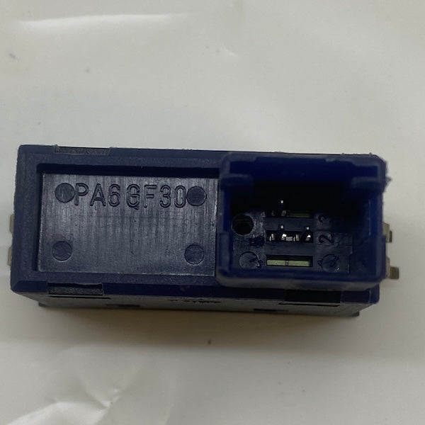BMW 3 Serisi E46 Bagaj Açma Düğmesi 61318365579