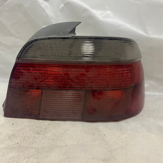 BMW 5 E39 Sağ Stop Lambası 8358032 95-04 En Uygun Oto Parça