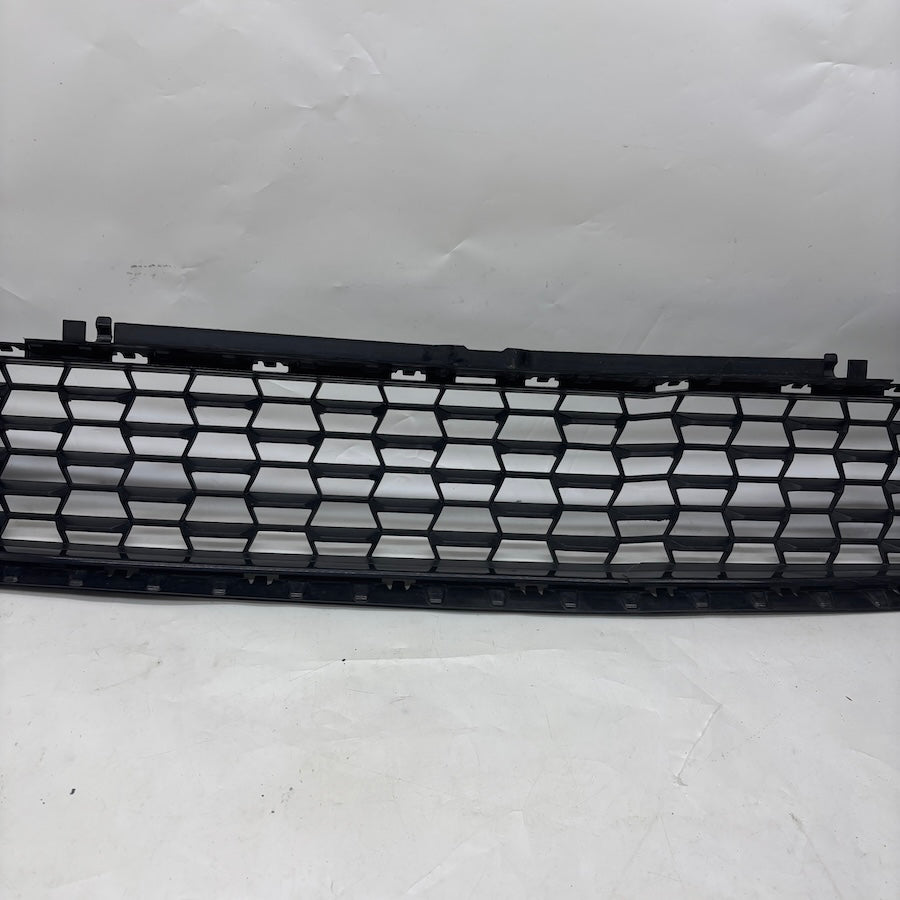 BMW 5 G30 LCI Ön Tampon Orta Izgara 5111 8098663 - En Uygun Oto Parça