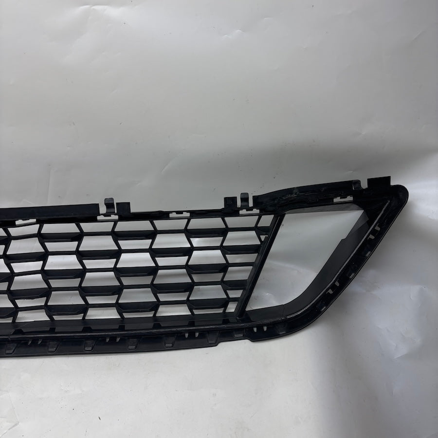 BMW 5 G30 LCI Ön Tampon Orta Izgara 5111 8098663 - En Uygun Oto Parça