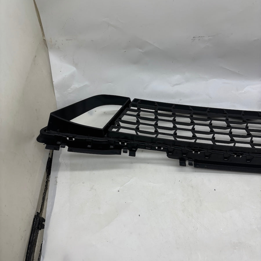 BMW 5 G30 LCI Ön Tampon Orta Izgara 5111 8098663 - En Uygun Oto Parça