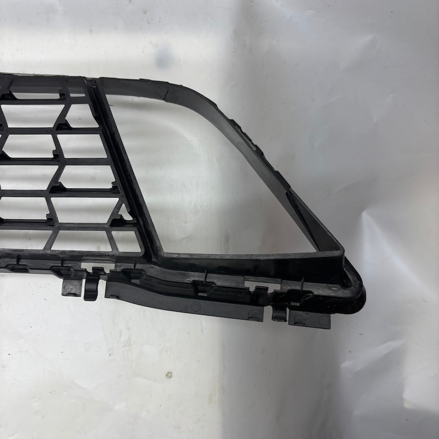 BMW 5 G30 LCI Ön Tampon Orta Izgara 5111 8098663 - En Uygun Oto Parça
