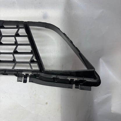 BMW 5 G30 LCI Ön Tampon Orta Izgara 5111 8098663 - En Uygun Oto Parça