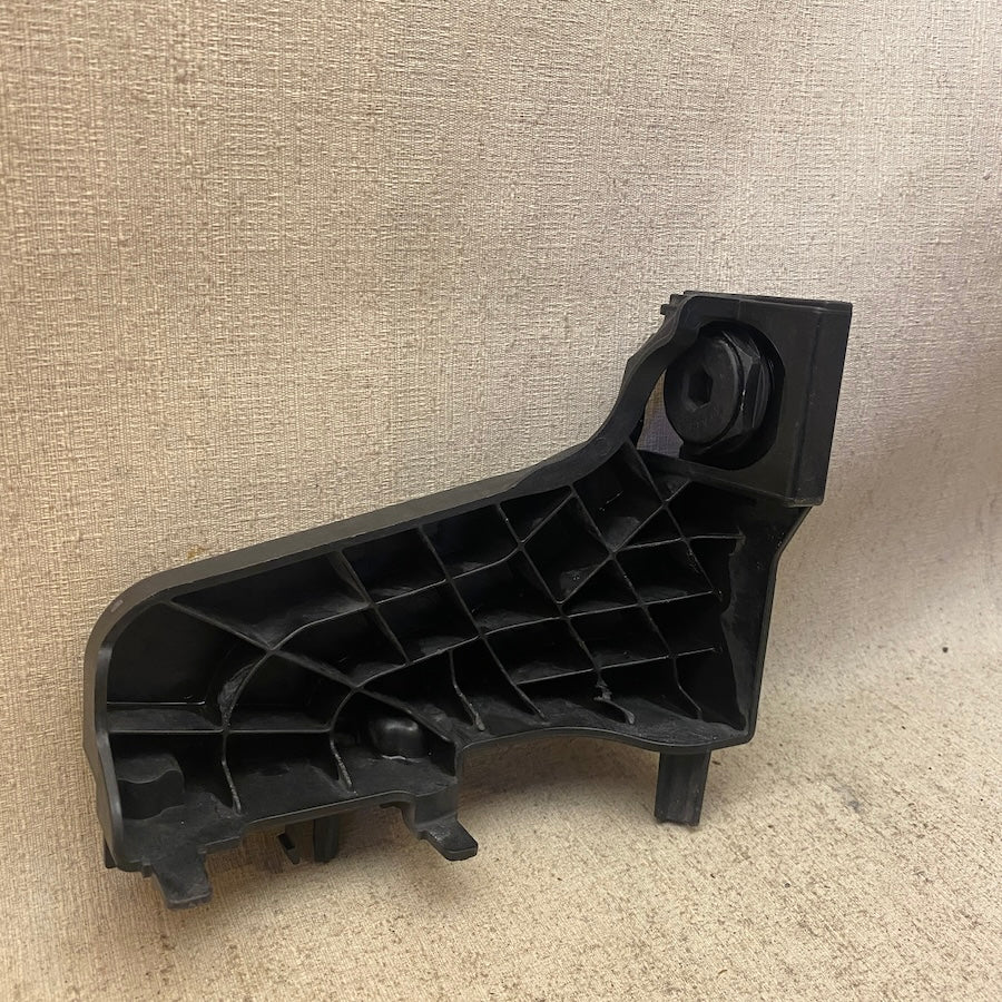 BMW 5 Seri G30 G31 Ön Tampon Braketi 1149051XX