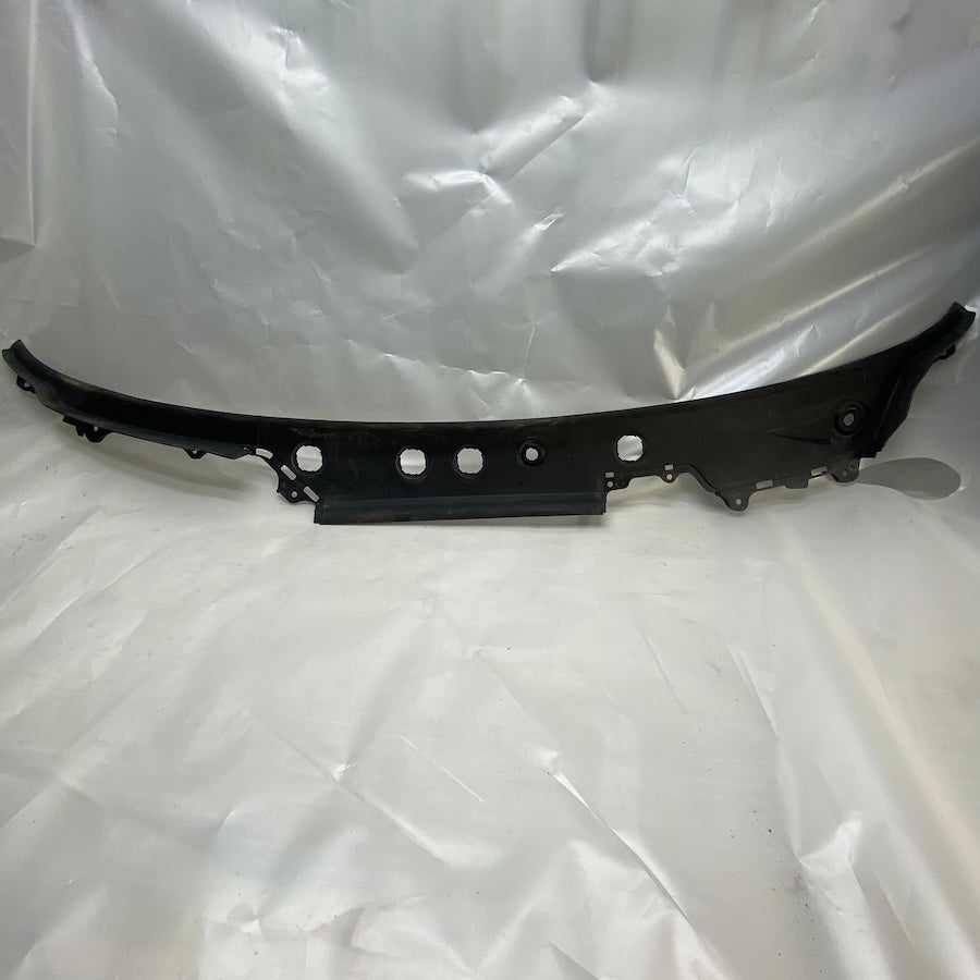 BMW 5 Serisi F07 GT Ön Cam Altı Su Tahliye Paneli 51717199752 Orijinal (2010–2017)
