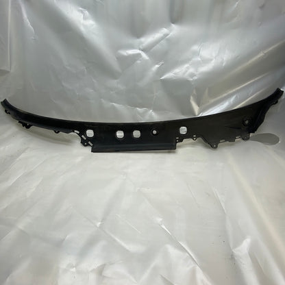 BMW 5 Serisi F07 GT Ön Cam Altı Su Tahliye Paneli 51717199752 Orijinal (2010–2017)
