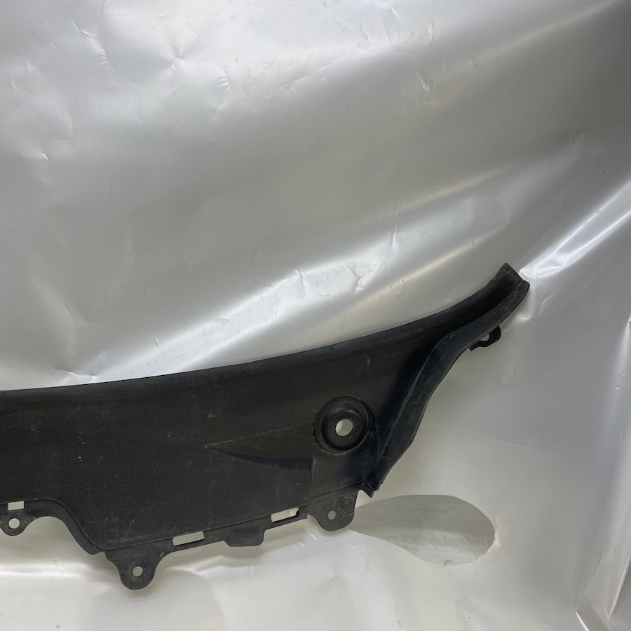 BMW 5 Serisi F07 GT Ön Cam Altı Su Tahliye Paneli 51717199752 Orijinal (2010–2017)