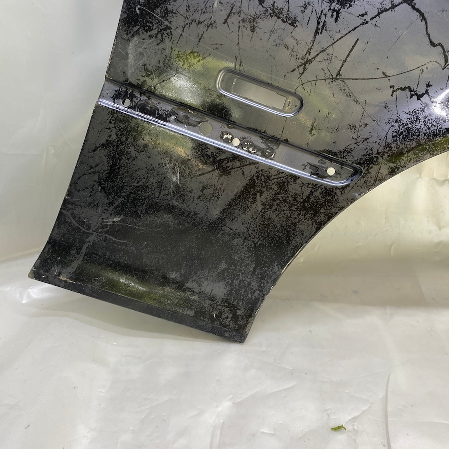 BMW E46 gövde uyumlu ön sağ çamurluk – OEM çıkma kaporta parçası.
