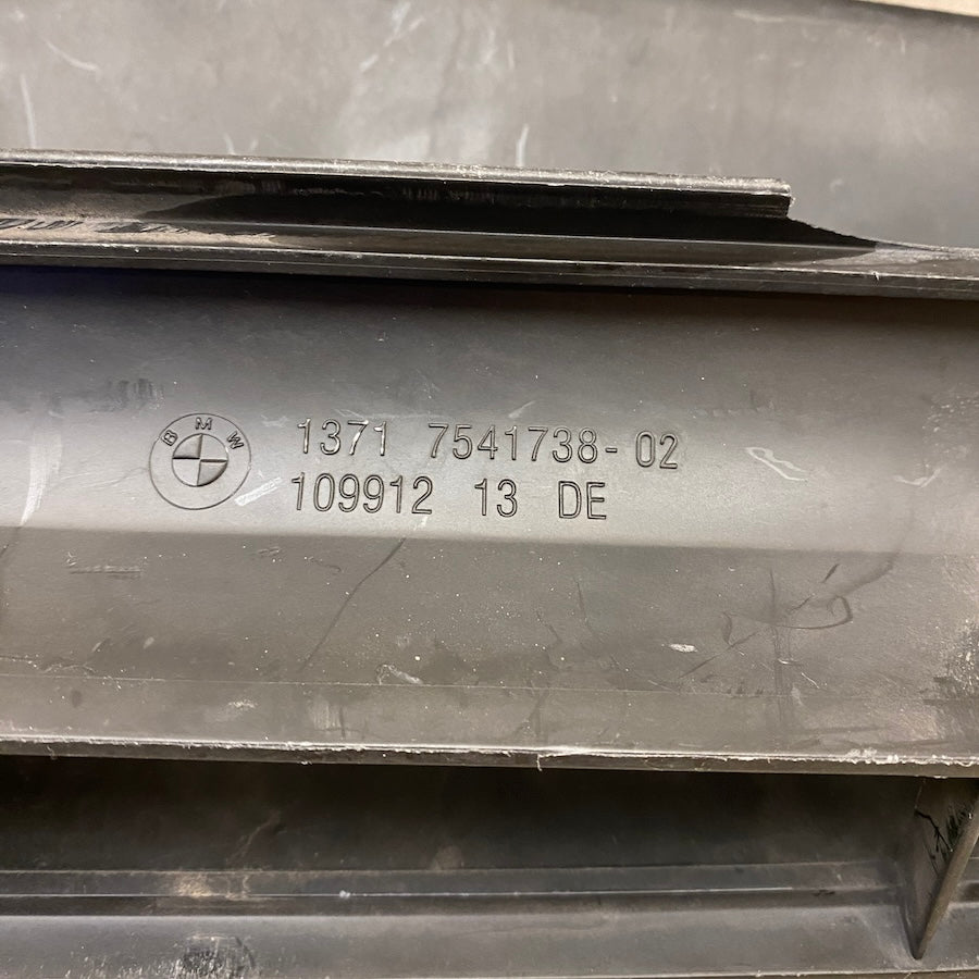 BMW E84 E90 E91 E92 E93 Hava Emiş Kanalı 13717541738