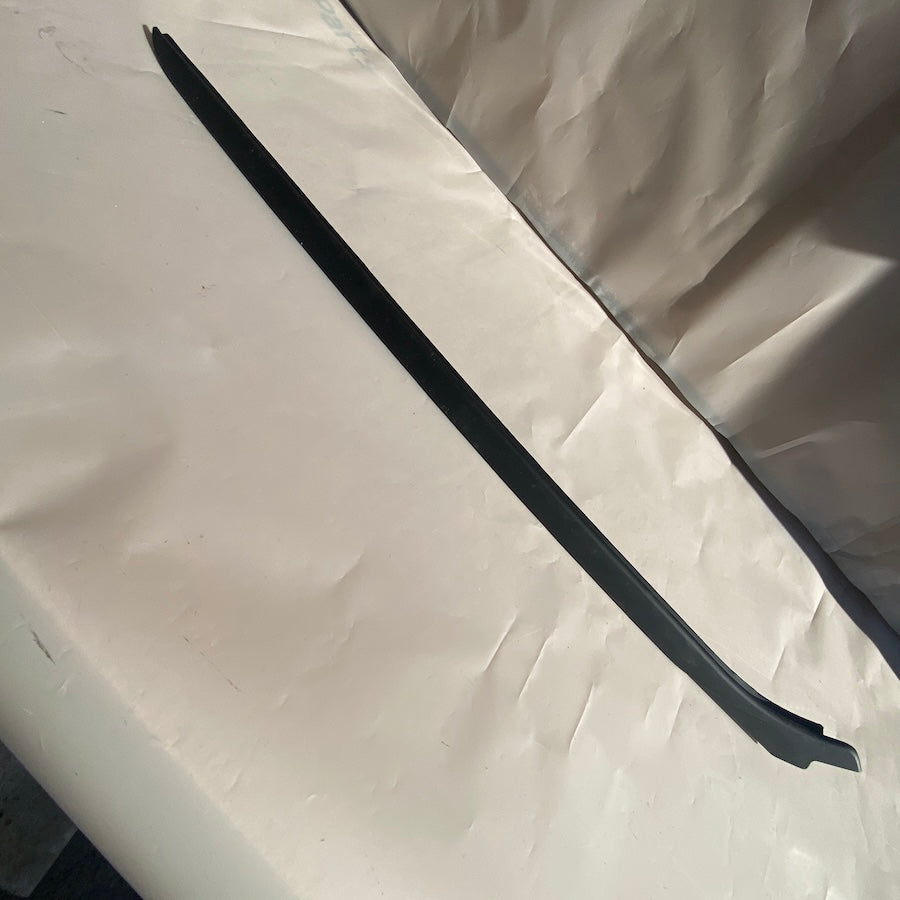 BMW F30 Ön Sağ Cam Çıtası 51317258188