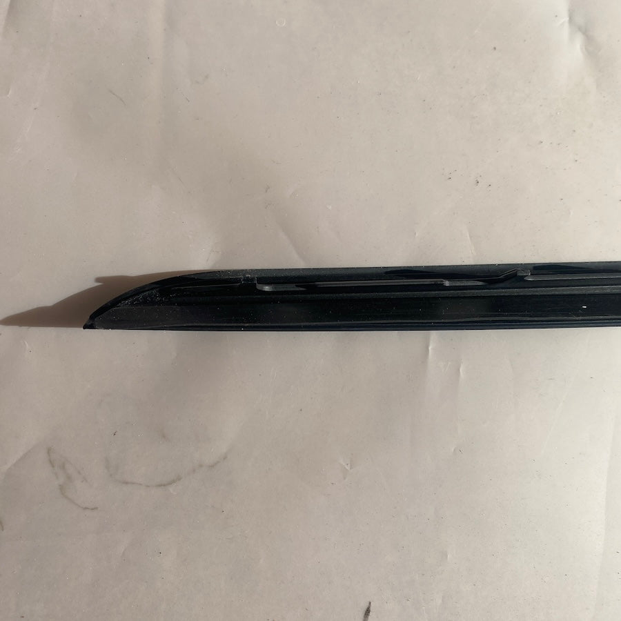 BMW F30 Ön Sağ Cam Çıtası 51317258188