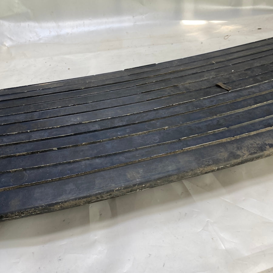 BMW F30 ön tampon alt destek demiri – OEM parça numarası 51647266325-05.