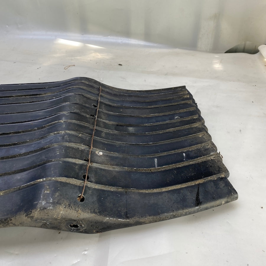 Orijinal çıkma BMW F30 tampon alt travers demiri – 2012-2018 arası uyumlu.