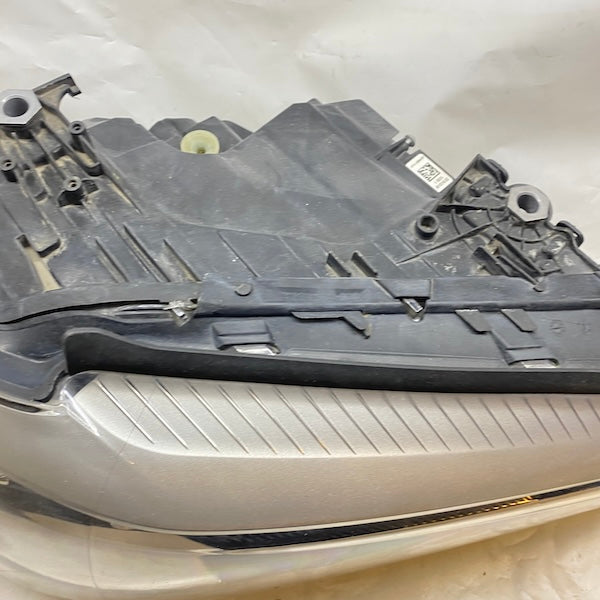 BMW G30 Sağ Far 8499112-01 Orjinal Çıkma En Uygun Oto Parça