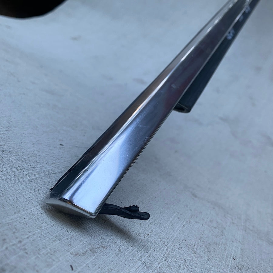 BMW G30/G31 Cam Sıyırıcı Çıtası 7433122-09