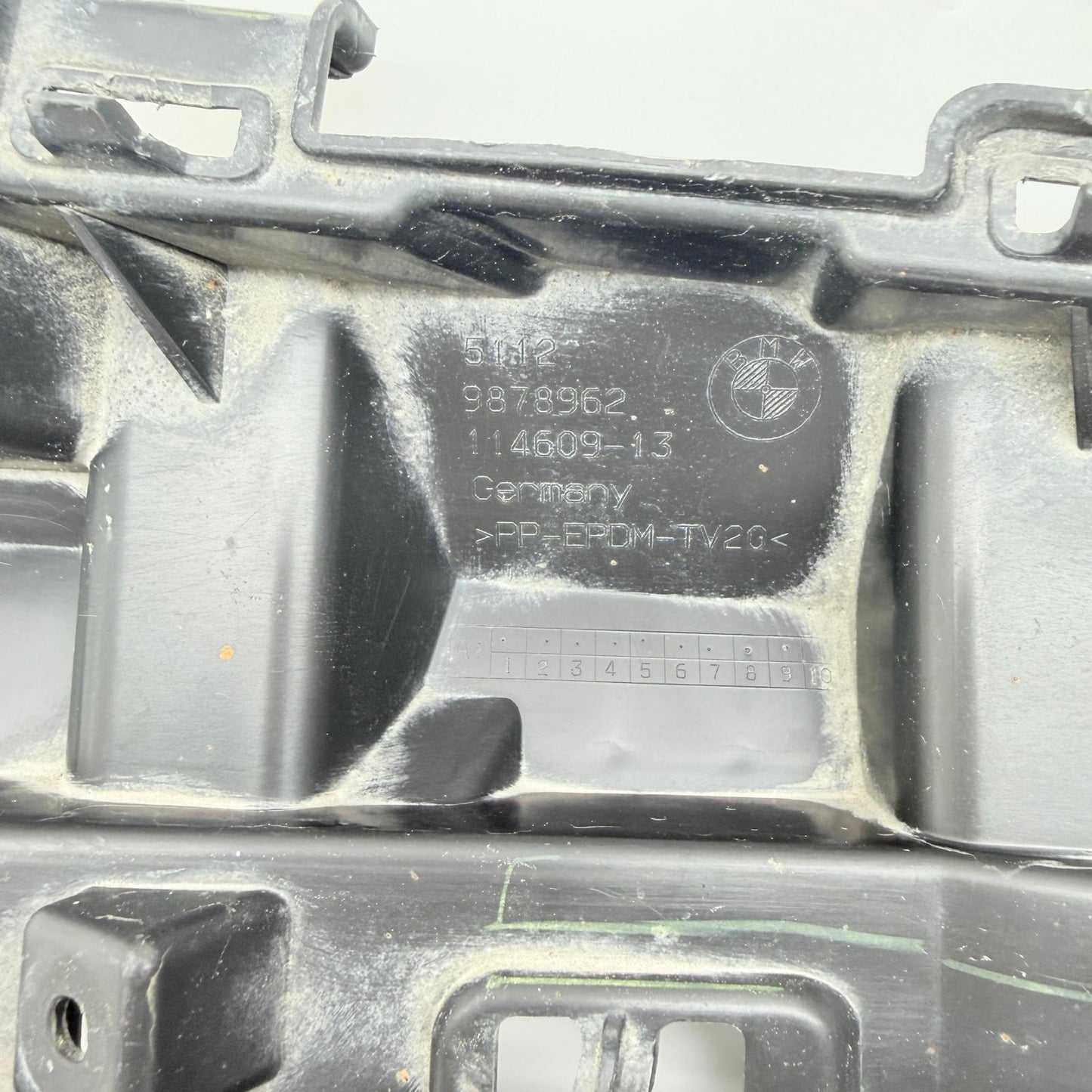 BMW iX I20 Arka Tampon Sağ Montaj Braketi 9878962