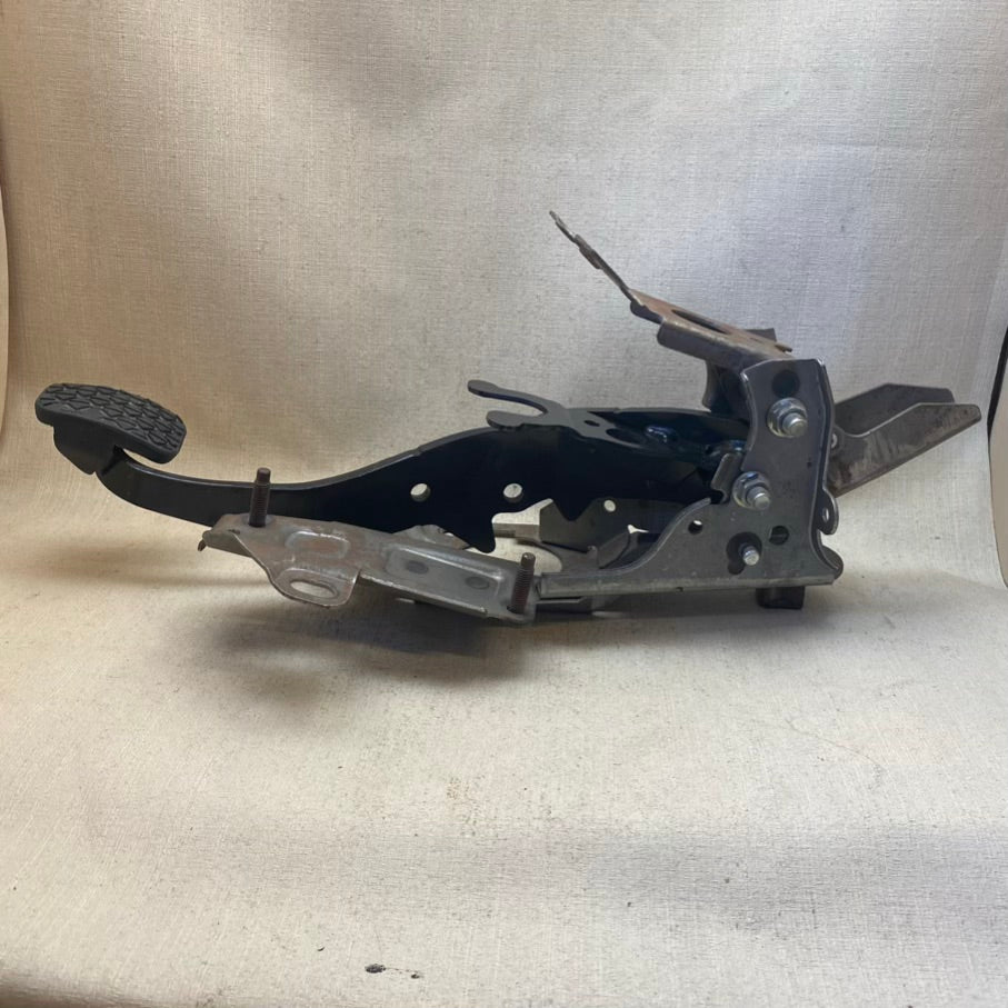 FORD Fiesta 6  Benzinli debriyaj pedali ve braketi