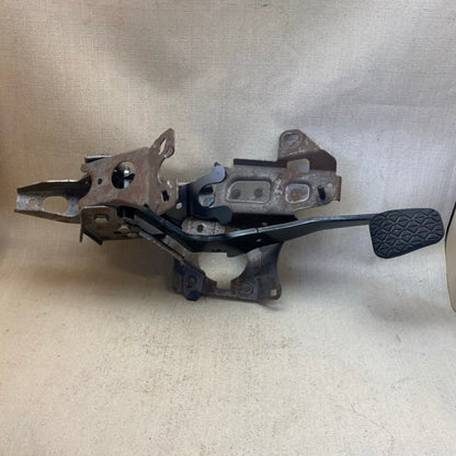 FORD Fiesta 6  Benzinli debriyaj pedali ve braketi