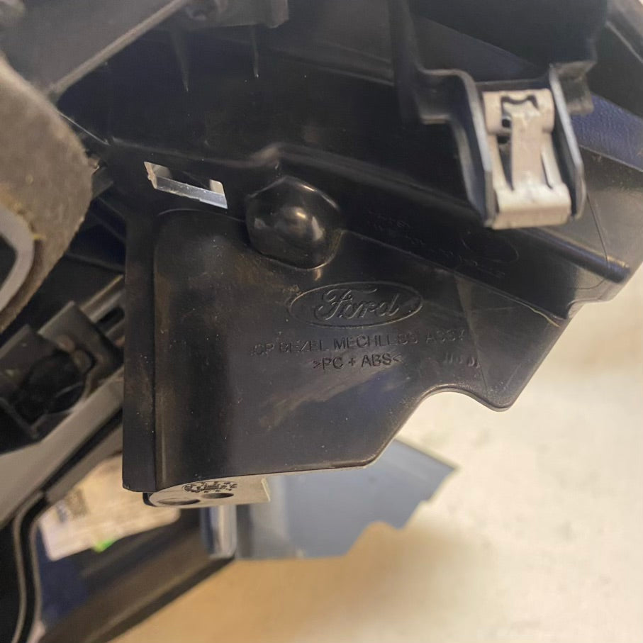 Ford Courier Multimedya Paneli Havalandırma Delikli ve USB Portlu ET76-V047A04-EAW