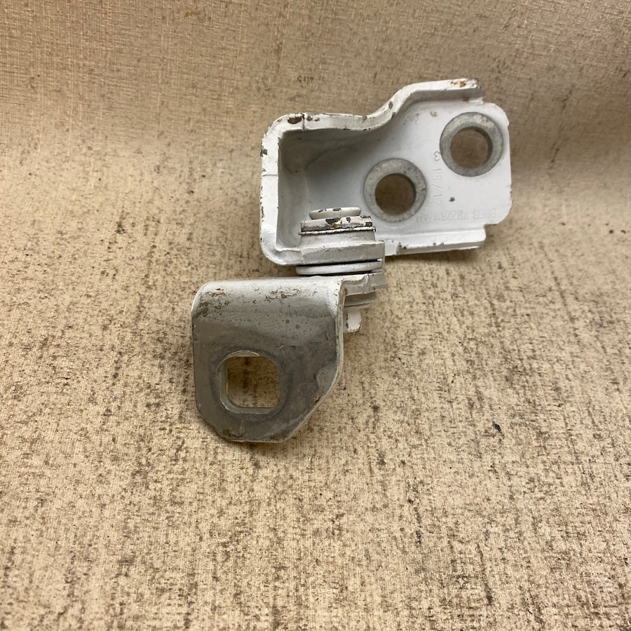 Ford Courier Sol Alt Kapı Menteşesi BB53-7822811-AH