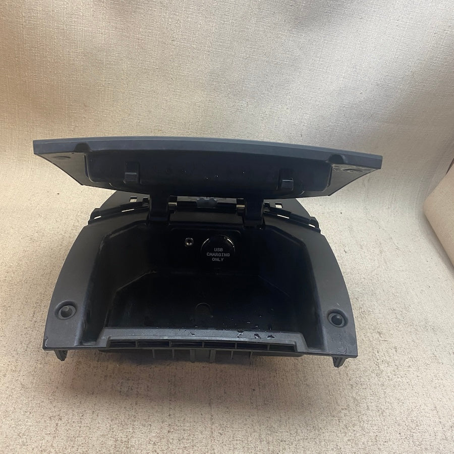 Ford Courier Üst Torpido Yuvası ET76-R04694
