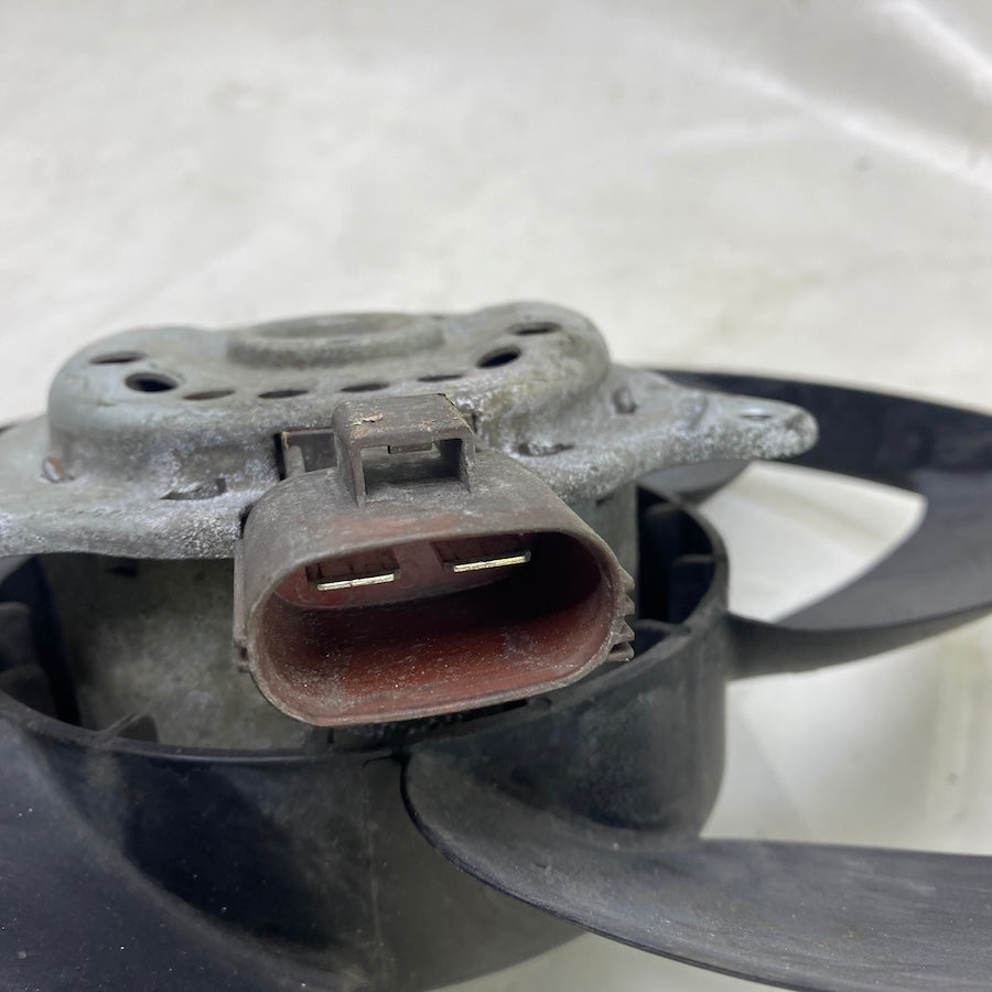 Ford Fiesta motor fanı – geniş soketli çıkma pervane, orijinal parça.