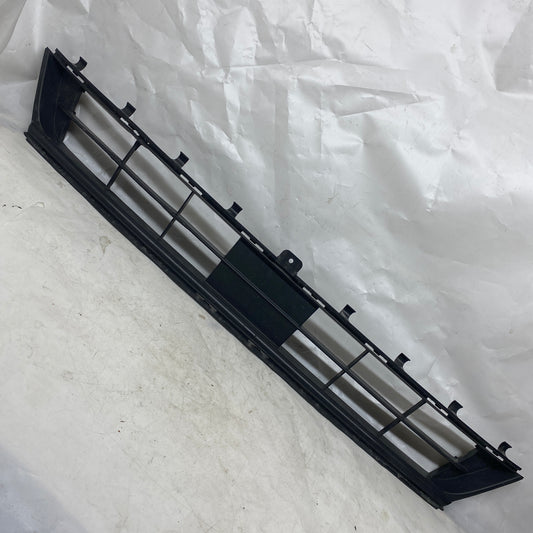 Ford Focus Ön Tampon Orta Izgara NX7B17K945 Orijinal Çıkma En Uygun Oto Parça