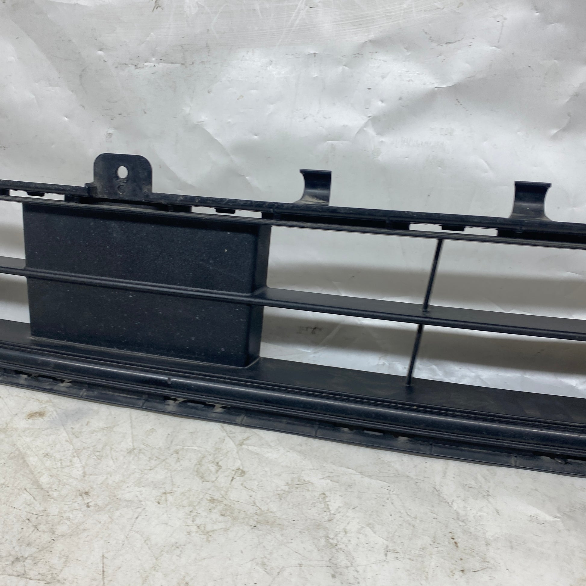 Ford Focus Ön Tampon Orta Izgara NX7B17K945 Orijinal Çıkma En Uygun Oto Parça