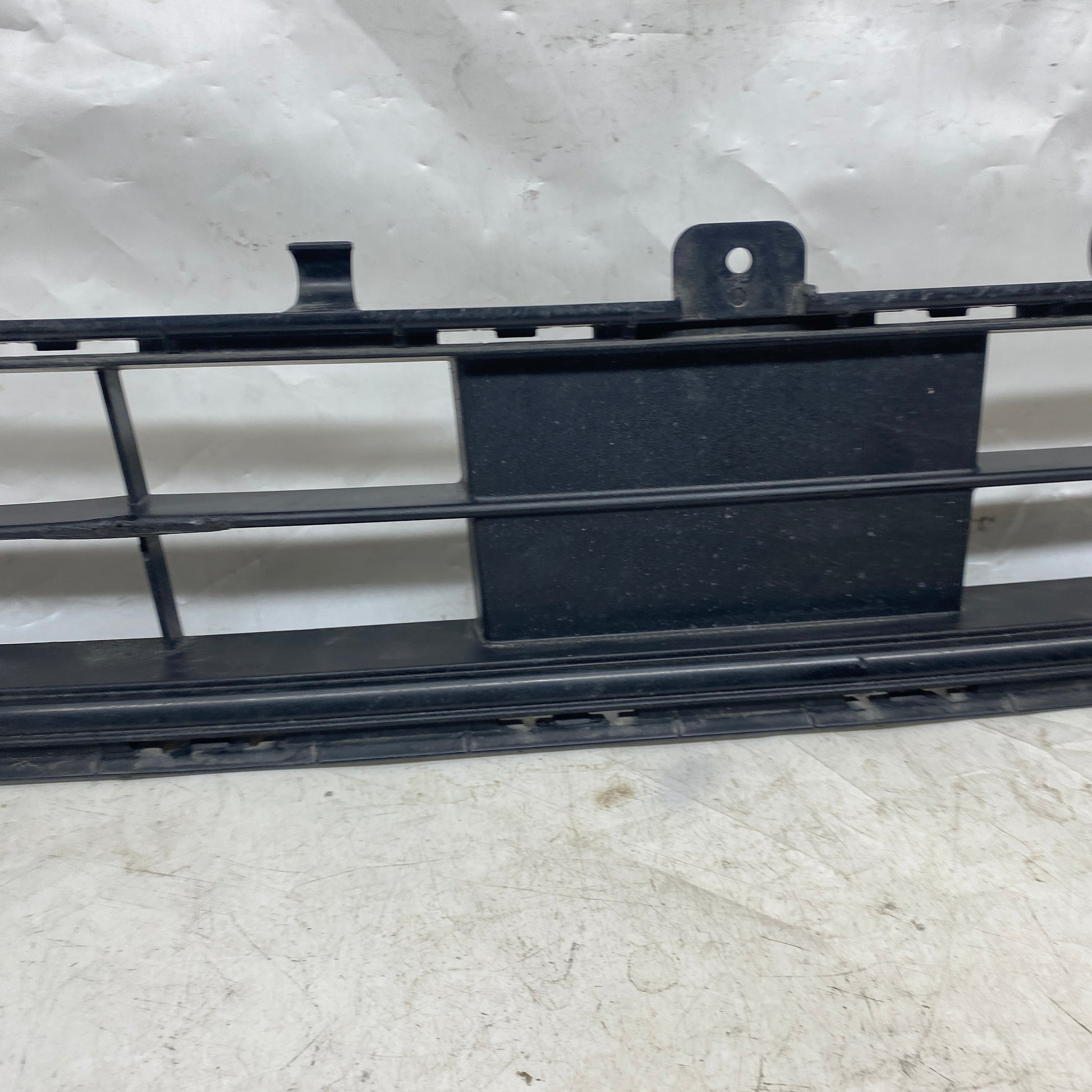 Ford Focus Ön Tampon Orta Izgara NX7B17K945 Orijinal Çıkma En Uygun Oto Parça