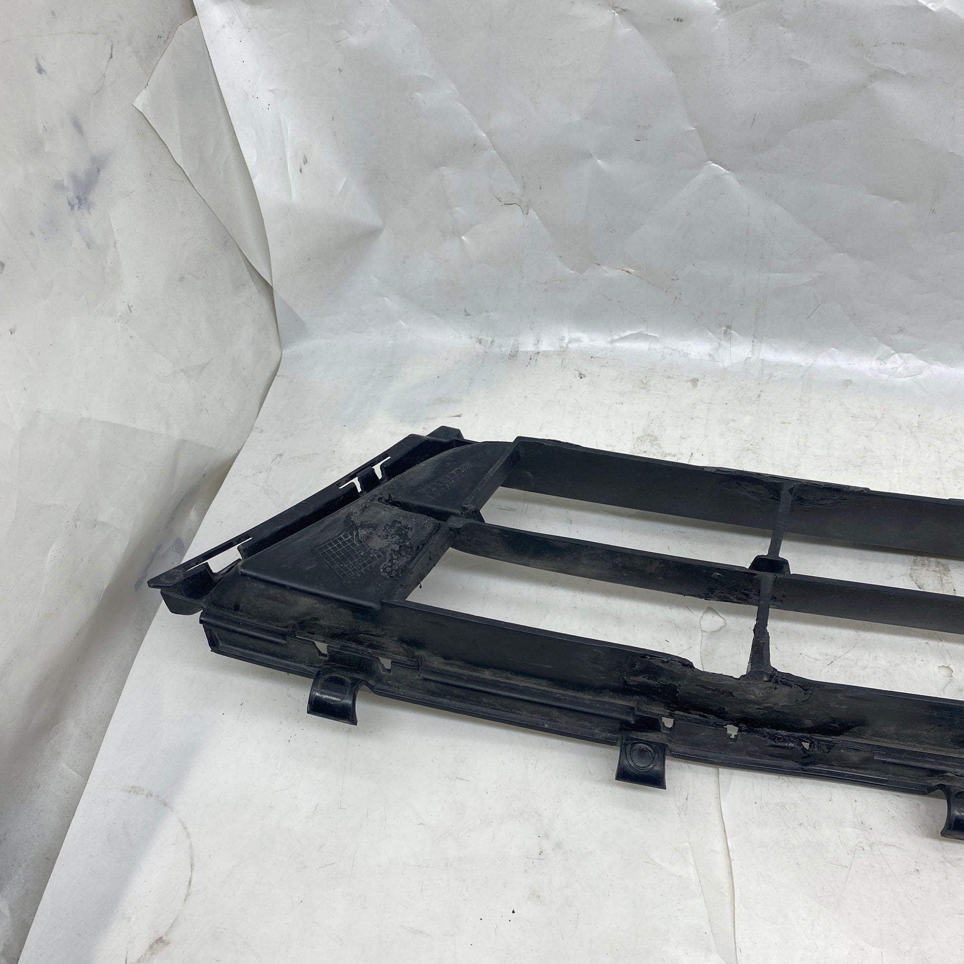 Ford Focus Ön Tampon Orta Izgara NX7B17K945 Orijinal Çıkma En Uygun Oto Parça
