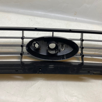 Ford Focus ön tampon panjuru – ithal yedek parça, 8M5117B968 numaralı.