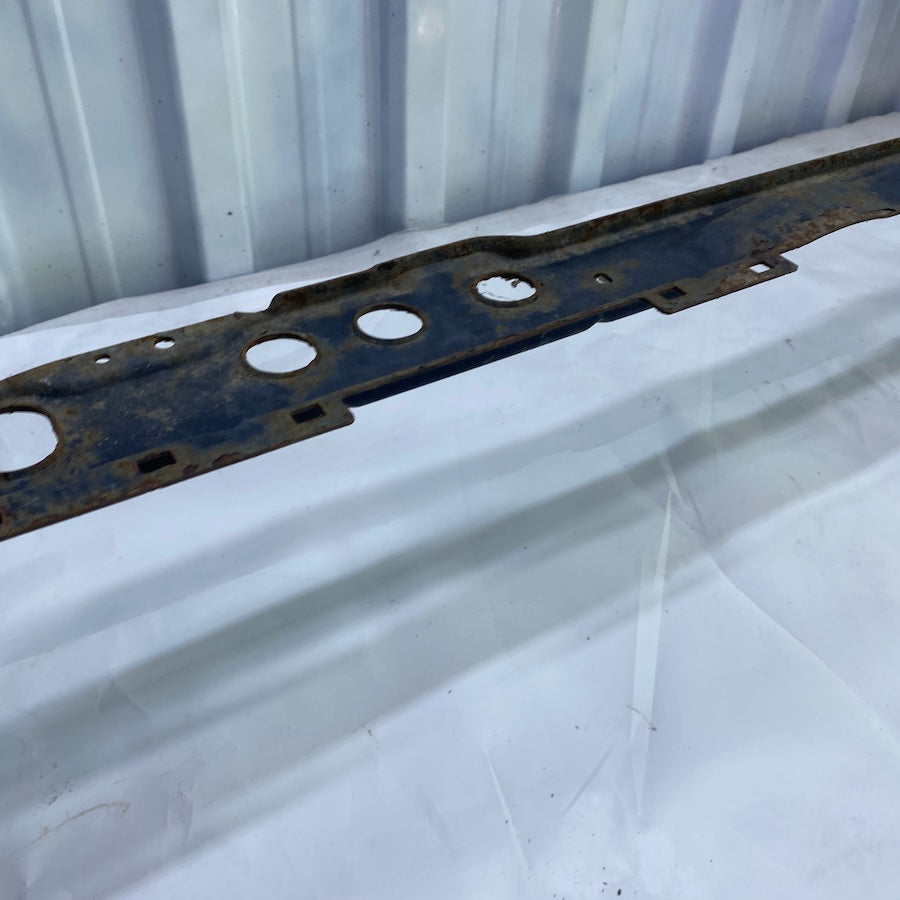 Ford Focus alt radyatör paneli – galvanizli çıkma metal parça