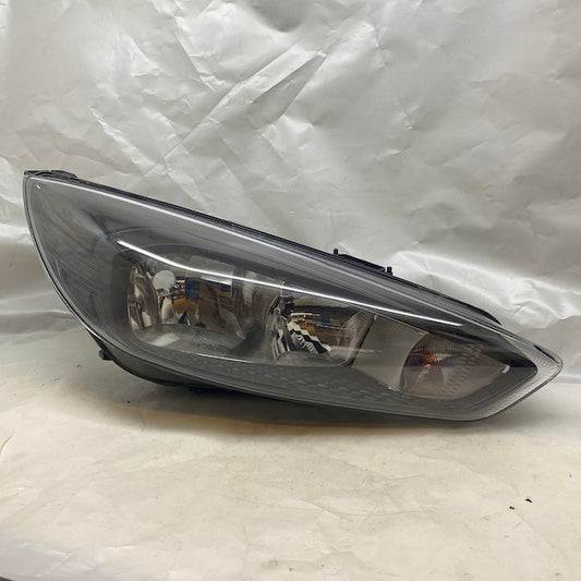 Ford Focus Sağ Far F1EB-13W029-PD Siyah Zemin En Uygun Oto Parça